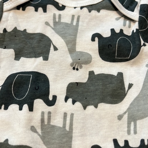 Baby Onesie 3-6 Month Giraffe Rhino Animals Cute Soft Material 3 Button New - Picture 2 of 3